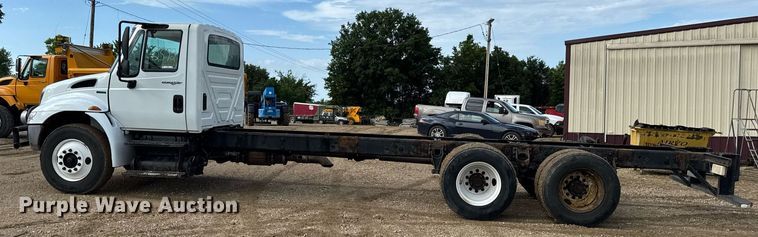 image for item EN4585 2010 International DuraStar 4400  truck cab and chassis