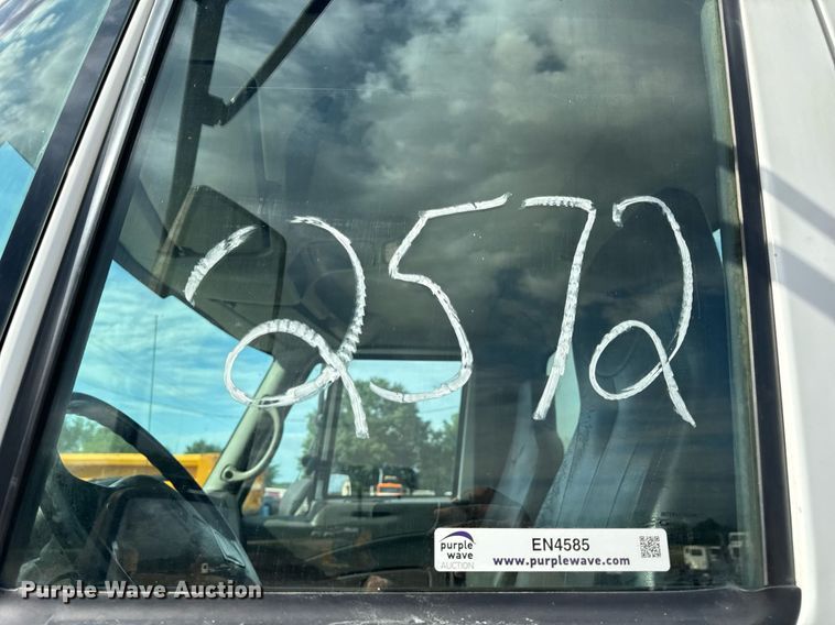 image for item EN4585 2010 International DuraStar 4400  truck cab and chassis