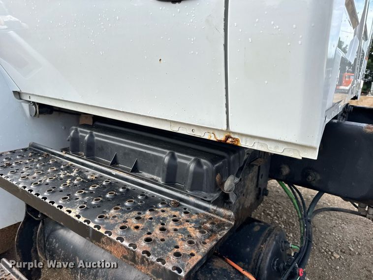 image for item EN4585 2010 International DuraStar 4400  truck cab and chassis