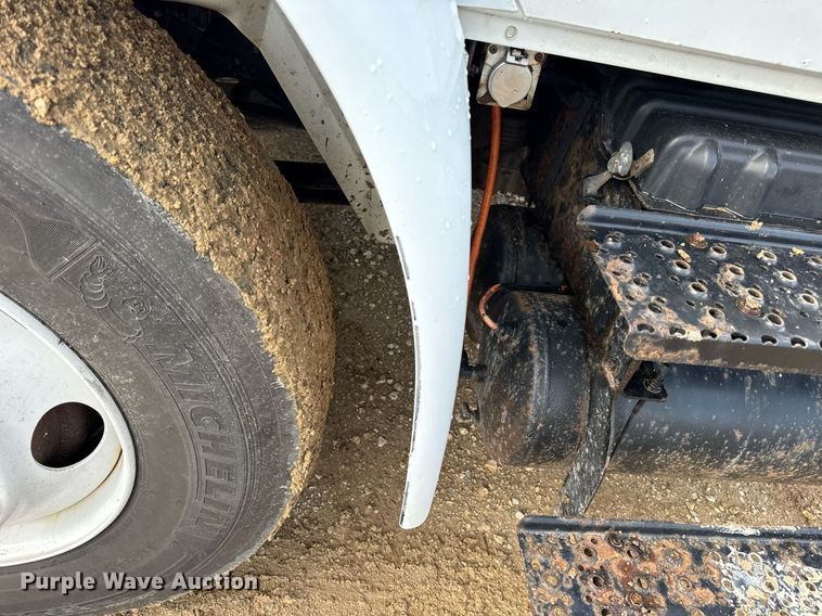 image for item EN4585 2010 International DuraStar 4400  truck cab and chassis