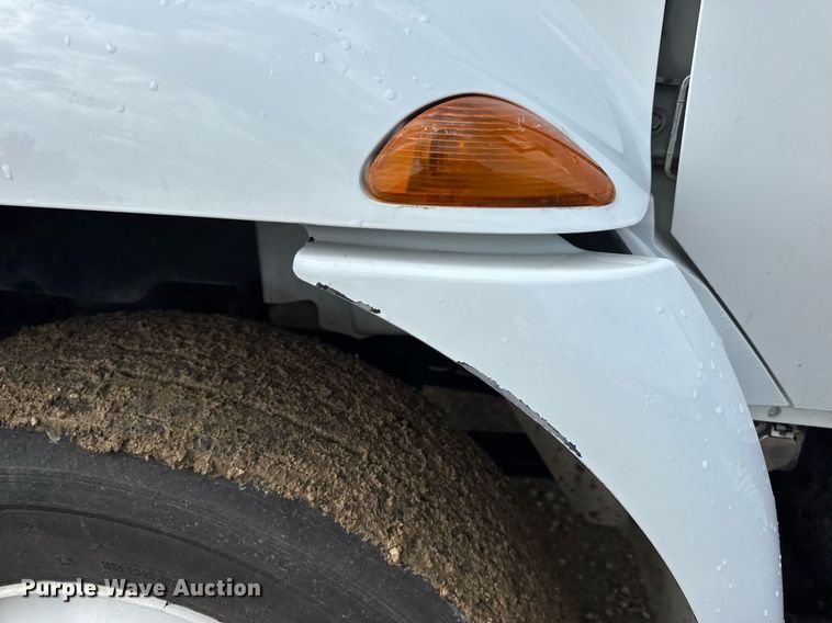 image for item EN4585 2010 International DuraStar 4400  truck cab and chassis