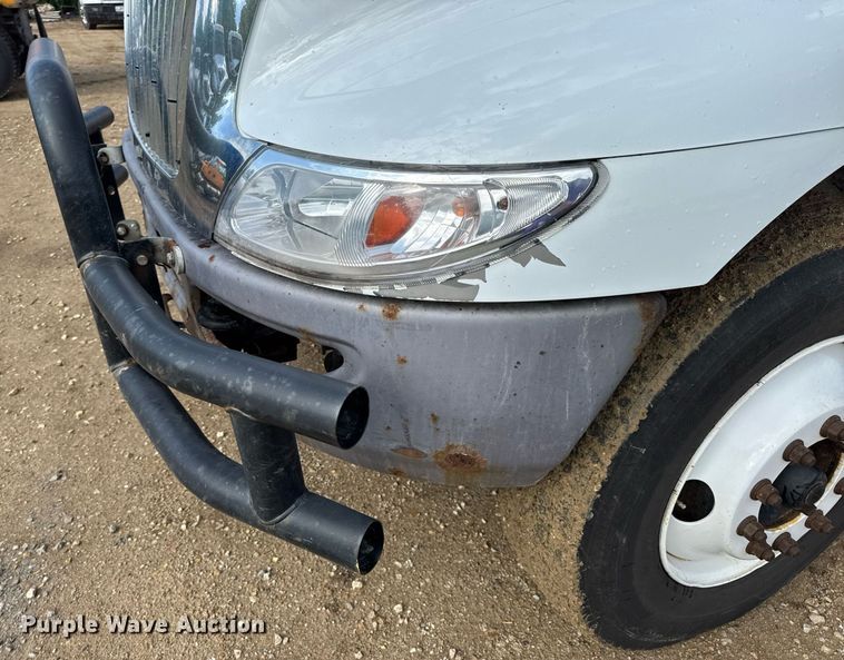 image for item EN4585 2010 International DuraStar 4400  truck cab and chassis