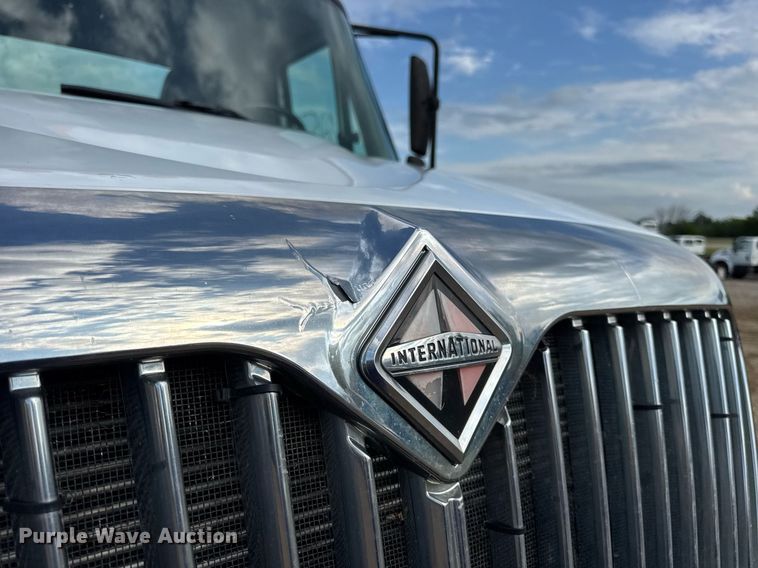 image for item EN4585 2010 International DuraStar 4400  truck cab and chassis