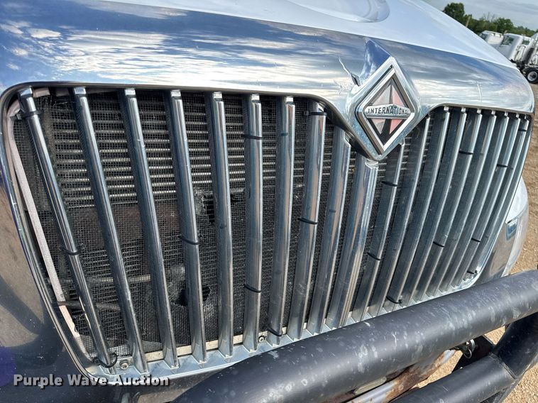 image for item EN4585 2010 International DuraStar 4400  truck cab and chassis