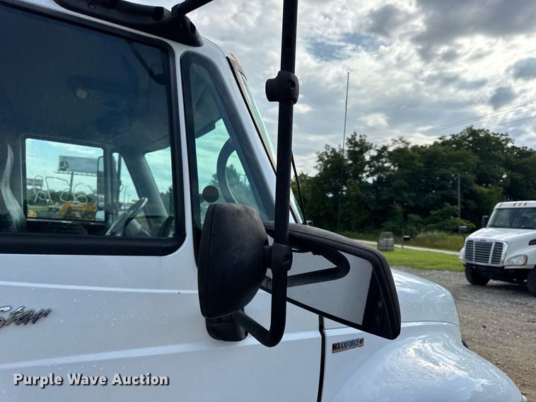 image for item EN4585 2010 International DuraStar 4400  truck cab and chassis