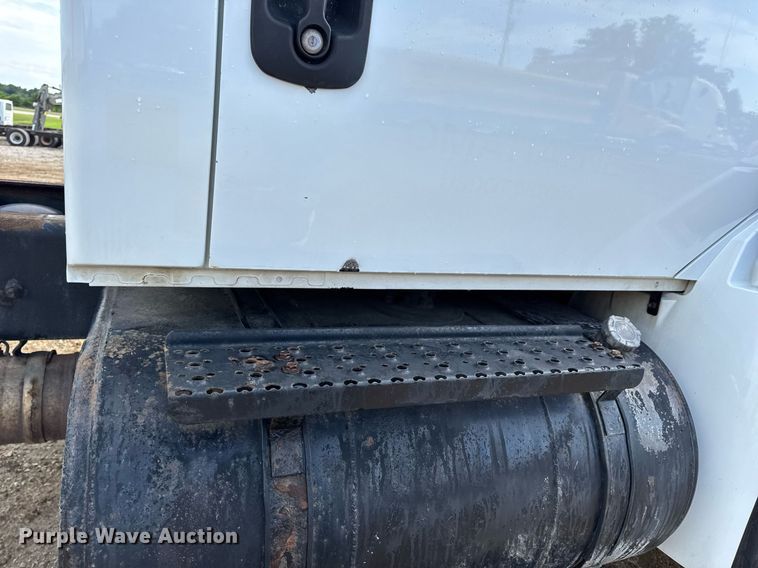 image for item EN4585 2010 International DuraStar 4400  truck cab and chassis