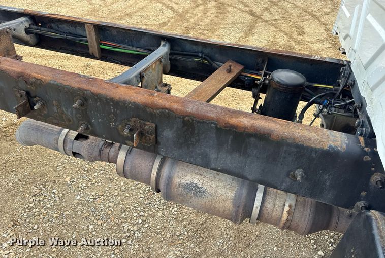 image for item EN4585 2010 International DuraStar 4400  truck cab and chassis