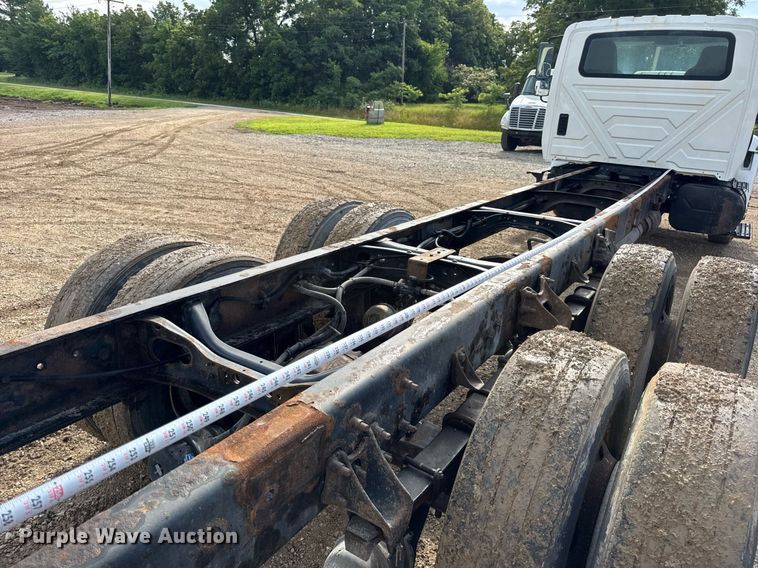 image for item EN4585 2010 International DuraStar 4400  truck cab and chassis