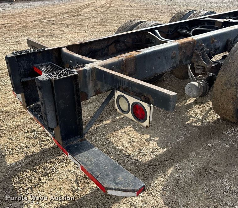 image for item EN4585 2010 International DuraStar 4400  truck cab and chassis