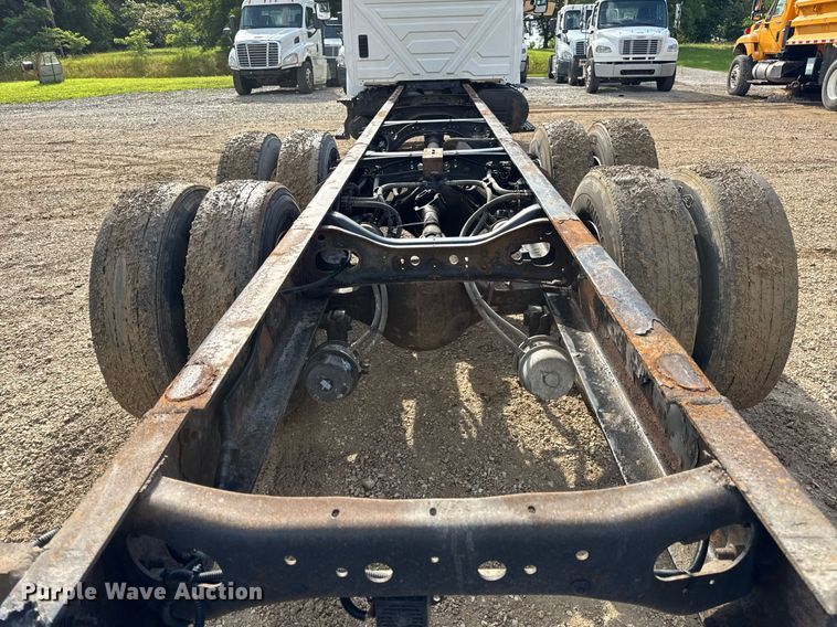 image for item EN4585 2010 International DuraStar 4400  truck cab and chassis