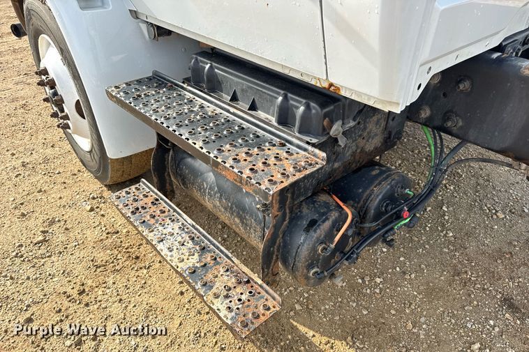 image for item EN4585 2010 International DuraStar 4400  truck cab and chassis