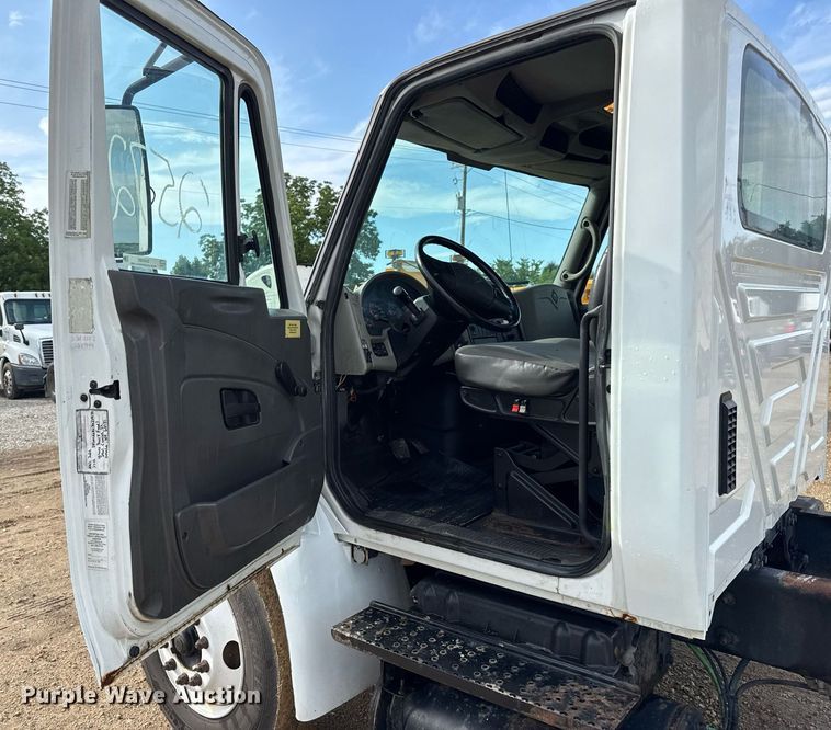 image for item EN4585 2010 International DuraStar 4400  truck cab and chassis
