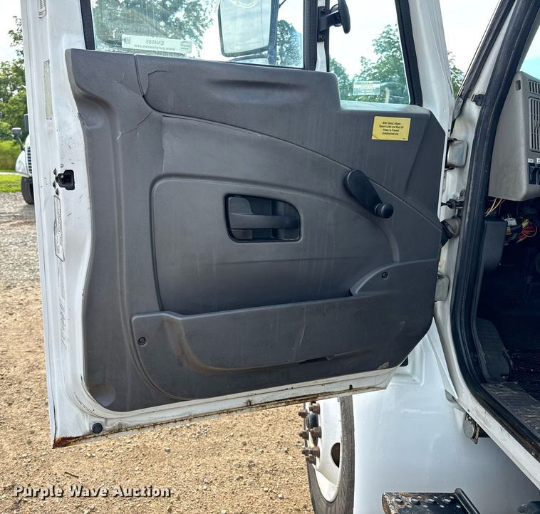 image for item EN4585 2010 International DuraStar 4400  truck cab and chassis