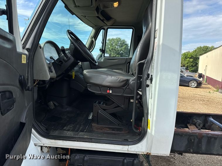 image for item EN4585 2010 International DuraStar 4400  truck cab and chassis