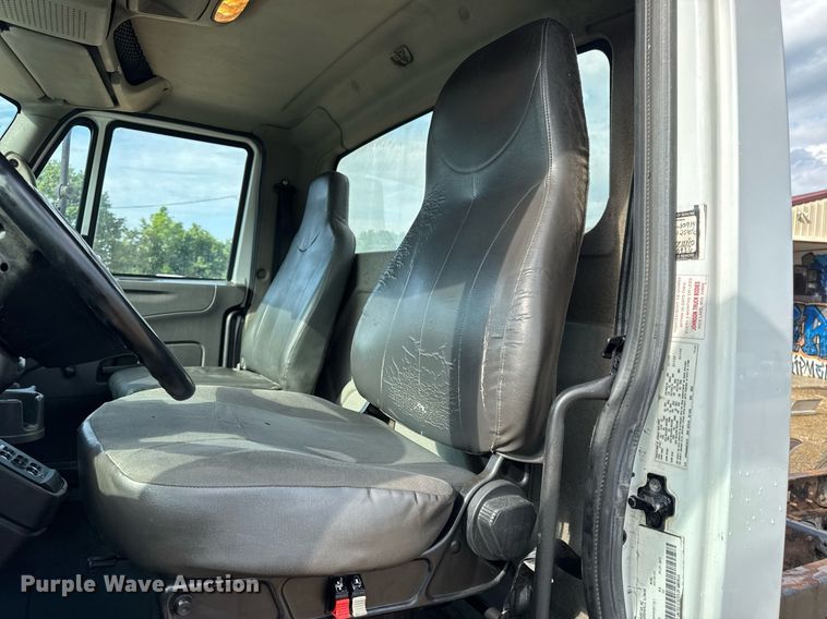 image for item EN4585 2010 International DuraStar 4400  truck cab and chassis