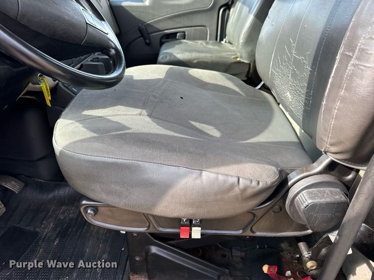 image for item EN4585 2010 International DuraStar 4400  truck cab and chassis