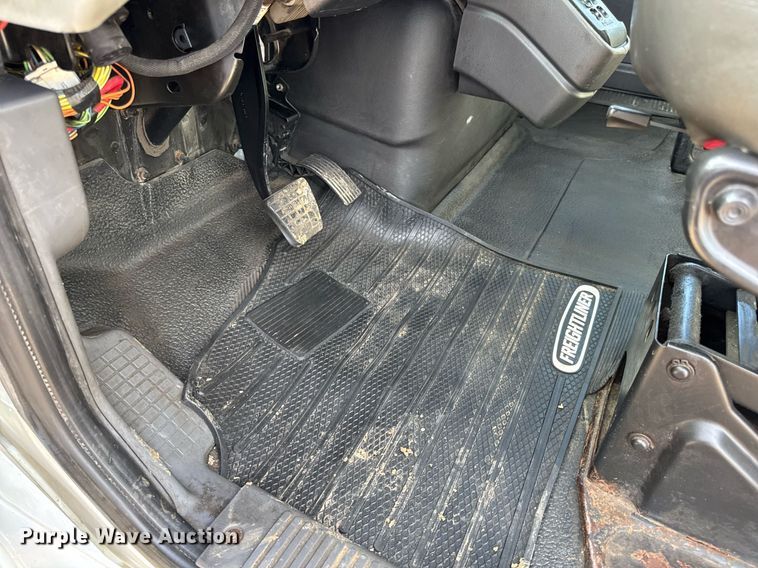 image for item EN4585 2010 International DuraStar 4400  truck cab and chassis