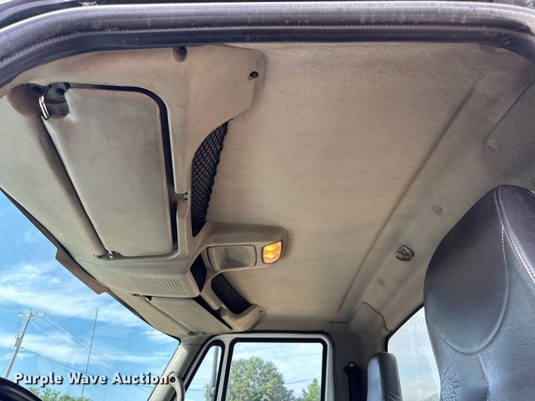 image for item EN4585 2010 International DuraStar 4400  truck cab and chassis