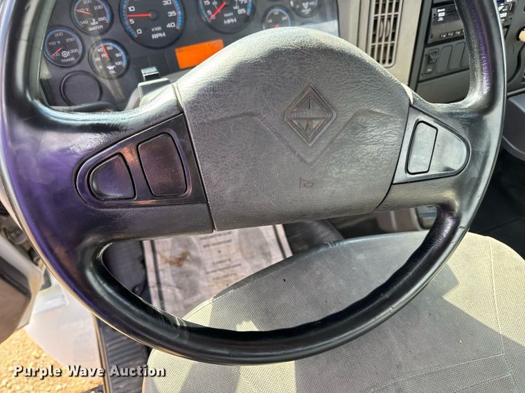 image for item EN4585 2010 International DuraStar 4400  truck cab and chassis