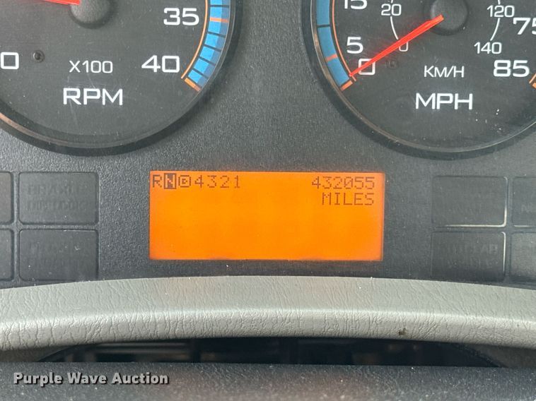 image for item EN4585 2010 International DuraStar 4400  truck cab and chassis