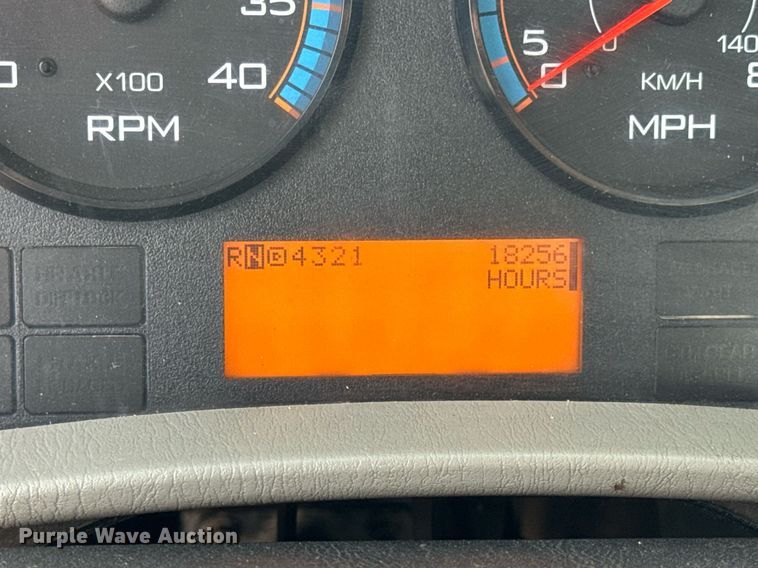 image for item EN4585 2010 International DuraStar 4400  truck cab and chassis