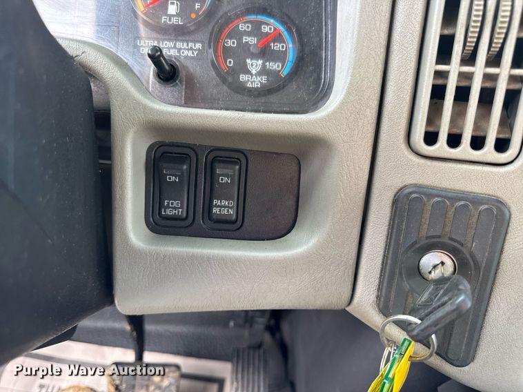 image for item EN4585 2010 International DuraStar 4400  truck cab and chassis