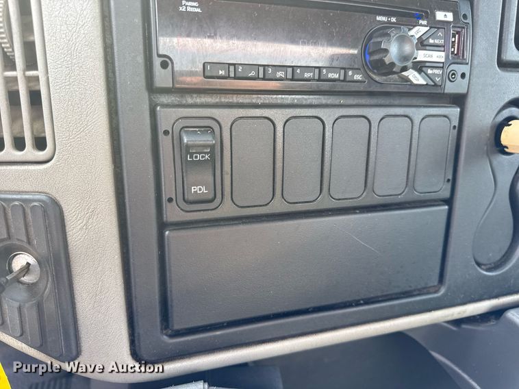 image for item EN4585 2010 International DuraStar 4400  truck cab and chassis