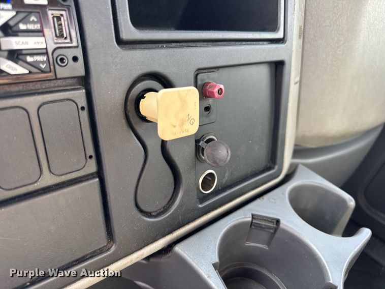 image for item EN4585 2010 International DuraStar 4400  truck cab and chassis