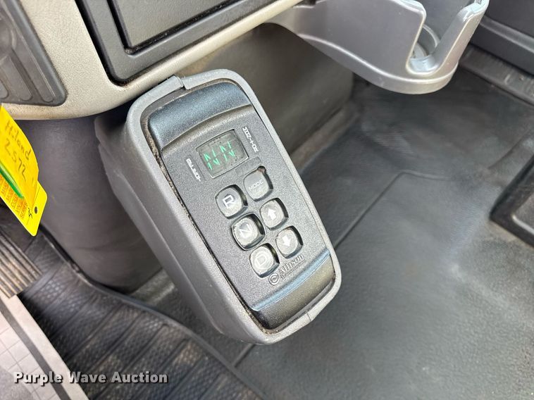 image for item EN4585 2010 International DuraStar 4400  truck cab and chassis