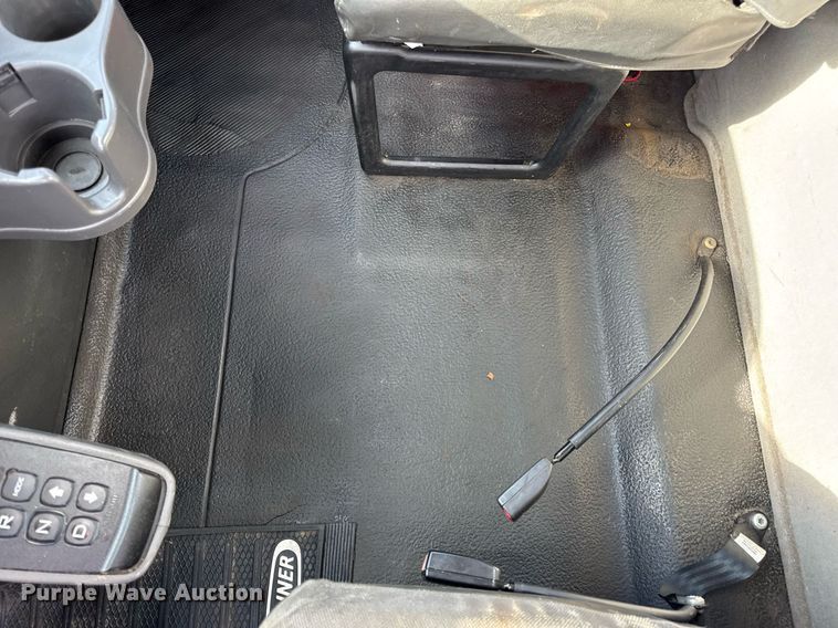 image for item EN4585 2010 International DuraStar 4400  truck cab and chassis