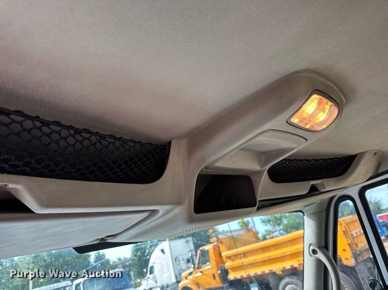 image for item EN4585 2010 International DuraStar 4400  truck cab and chassis