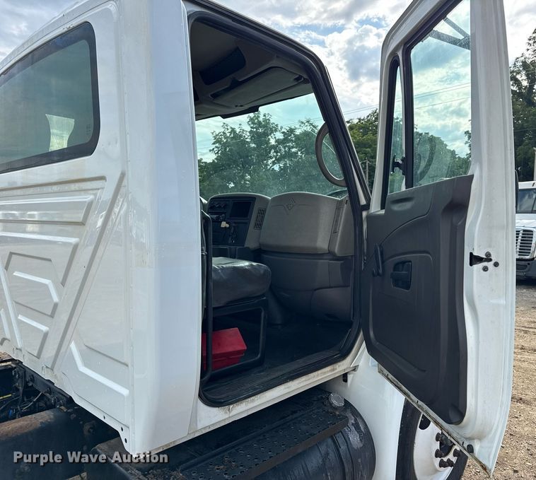 image for item EN4585 2010 International DuraStar 4400  truck cab and chassis