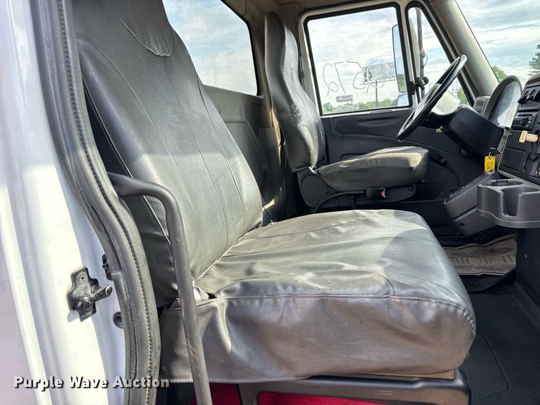 image for item EN4585 2010 International DuraStar 4400  truck cab and chassis