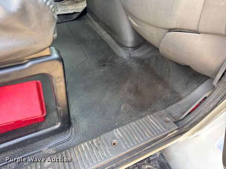 image for item EN4585 2010 International DuraStar 4400  truck cab and chassis