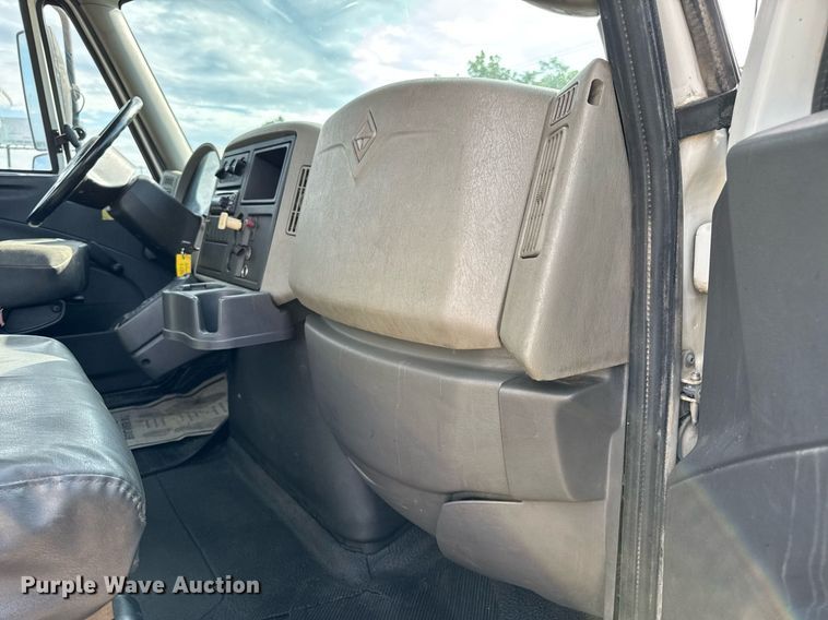 image for item EN4585 2010 International DuraStar 4400  truck cab and chassis