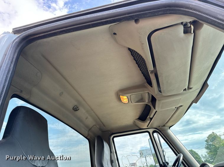 image for item EN4585 2010 International DuraStar 4400  truck cab and chassis