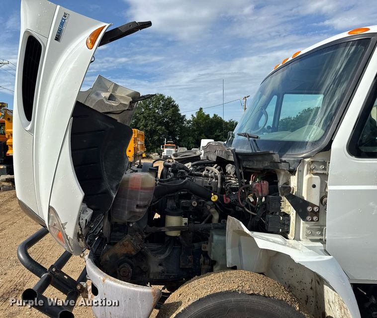 image for item EN4585 2010 International DuraStar 4400  truck cab and chassis