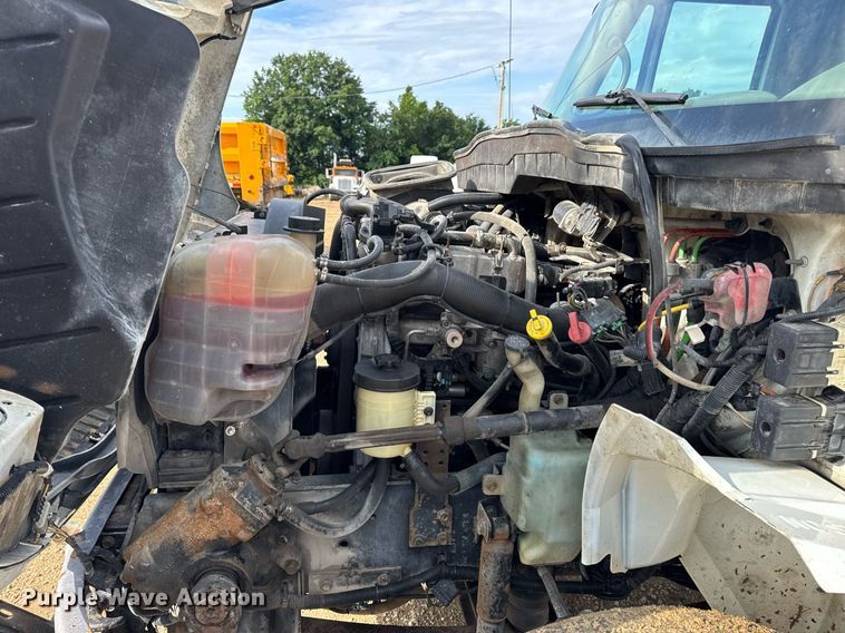 image for item EN4585 2010 International DuraStar 4400  truck cab and chassis