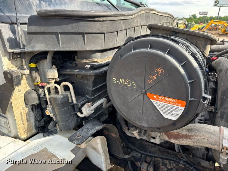 image for item EN4585 2010 International DuraStar 4400  truck cab and chassis