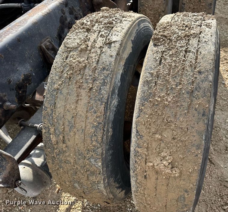 image for item EN4585 2010 International DuraStar 4400  truck cab and chassis