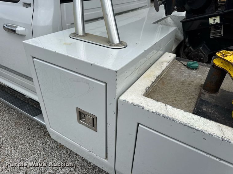 image for item EN4588 2017 Dodge Ram 5500HD Laramie Crew Cab tow truck