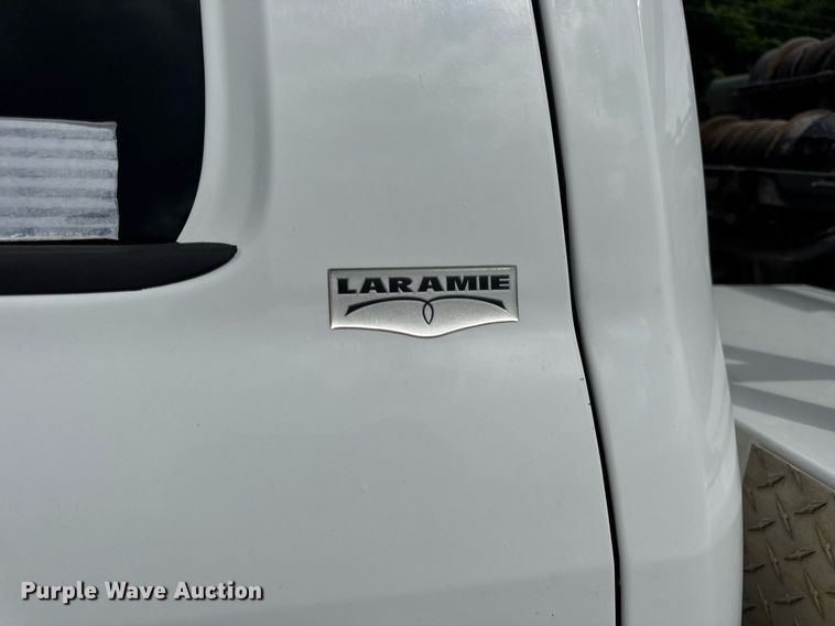 image for item EN4588 2017 Dodge Ram 5500HD Laramie Crew Cab tow truck