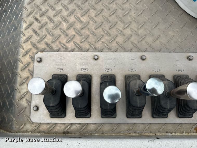 image for item EN4588 2017 Dodge Ram 5500HD Laramie Crew Cab tow truck