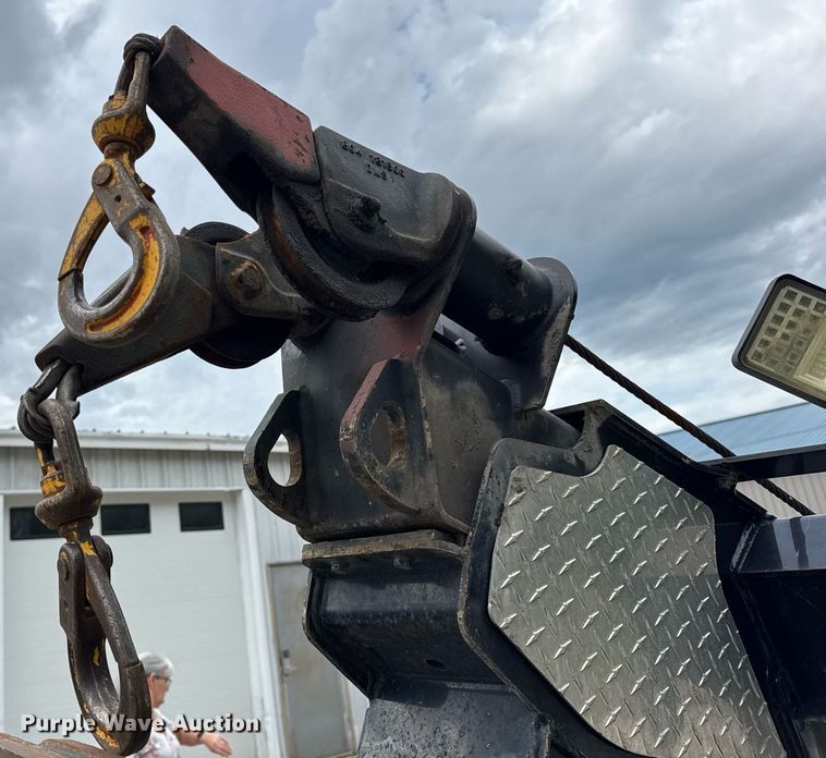 image for item EN4588 2017 Dodge Ram 5500HD Laramie Crew Cab tow truck