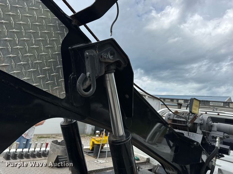 image for item EN4588 2017 Dodge Ram 5500HD Laramie Crew Cab tow truck