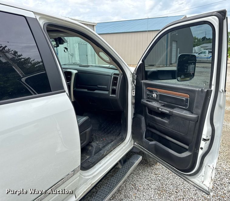 image for item EN4588 2017 Dodge Ram 5500HD Laramie Crew Cab tow truck