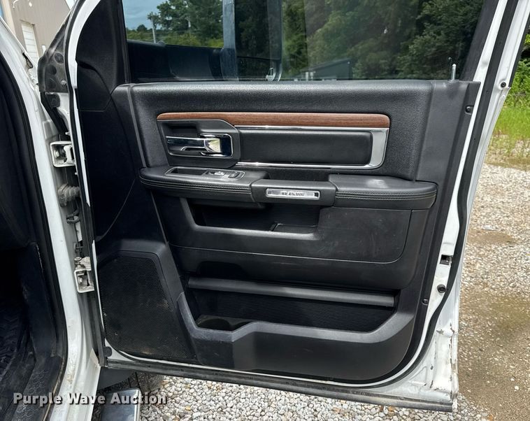 image for item EN4588 2017 Dodge Ram 5500HD Laramie Crew Cab tow truck