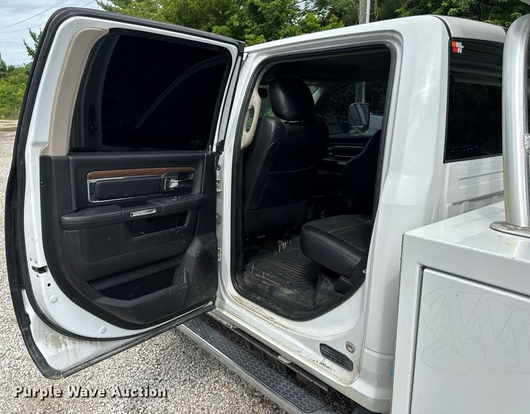 image for item EN4588 2017 Dodge Ram 5500HD Laramie Crew Cab tow truck