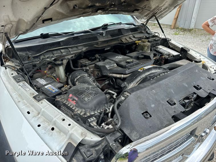 image for item EN4588 2017 Dodge Ram 5500HD Laramie Crew Cab tow truck