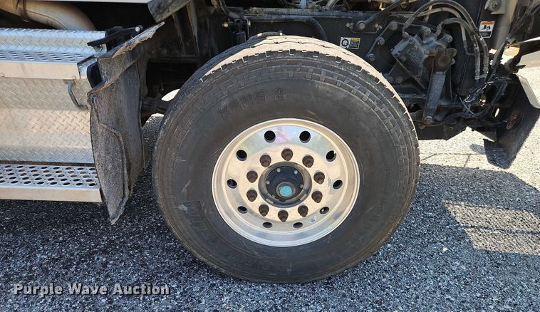 image for item EO4507 2009 Kenworth T800 truck cab and chassis